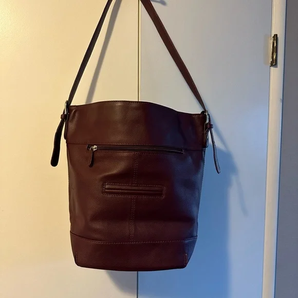 ili Genuine Leather - Picture 1 of 7